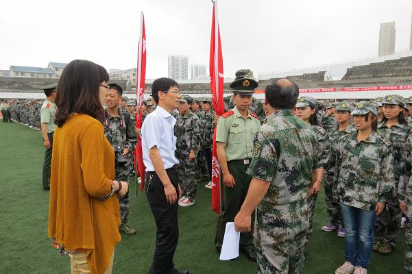 95娱乐-【中国】有限公司领导亲切慰问军训教官及2013级军训学生